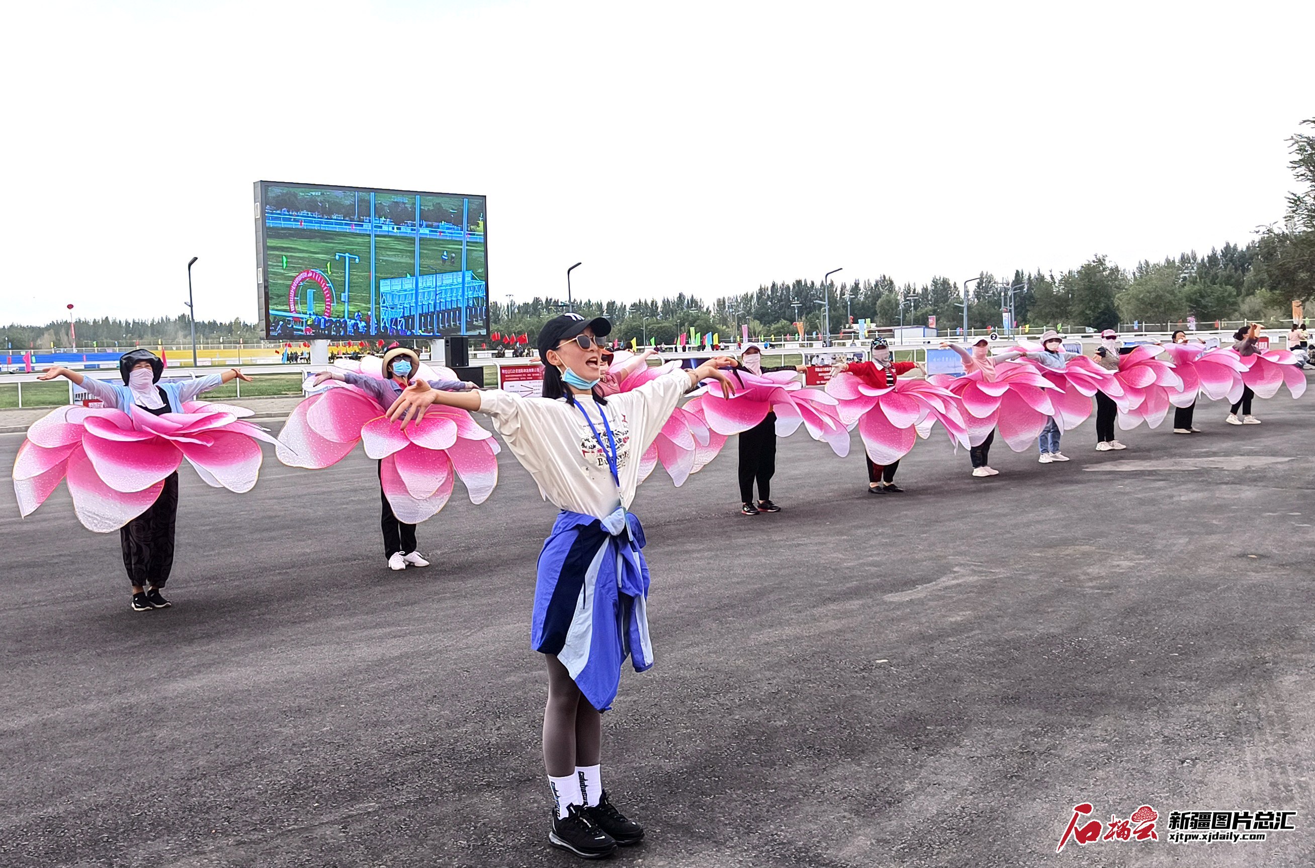 新疆维吾尔自治区第十届少数民族传统体育运动会开幕式开场歌舞《中华手拉手》排练现场。（来源：胡辉辉提供）