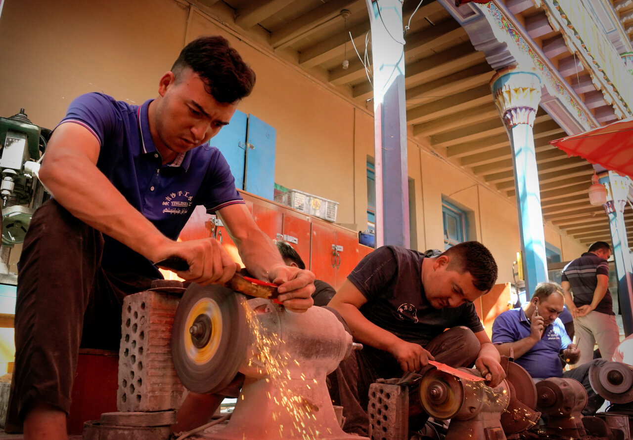 9月5日，手工艺人在英吉沙县芒辛镇喀拉巴什兰干村的英吉沙小刀工艺园内制作小刀。