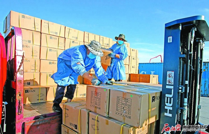 7月14日，工人在乌鲁木齐国际陆港区装运货物。（摄影：蔡增乐）