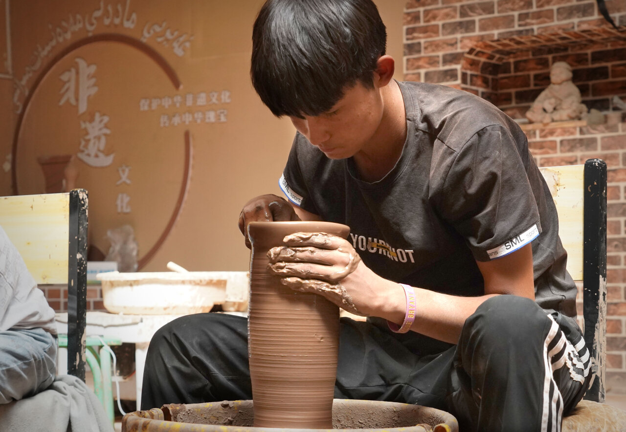 9月5日，手工艺人在英吉沙县芒辛镇恰克日库依村制作土陶。