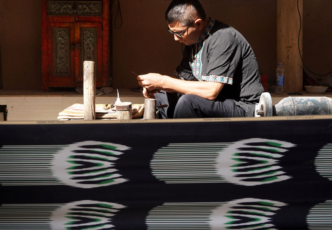 9月5日，手工艺人在英吉沙县芒辛镇喀拉巴什兰干村制作小刀。